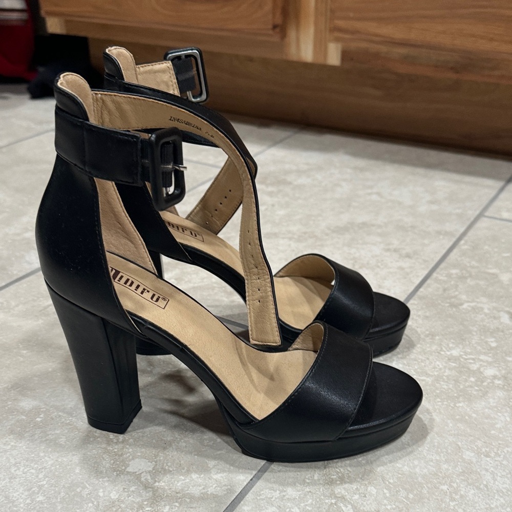 IDIFU Black Strappy Heels
